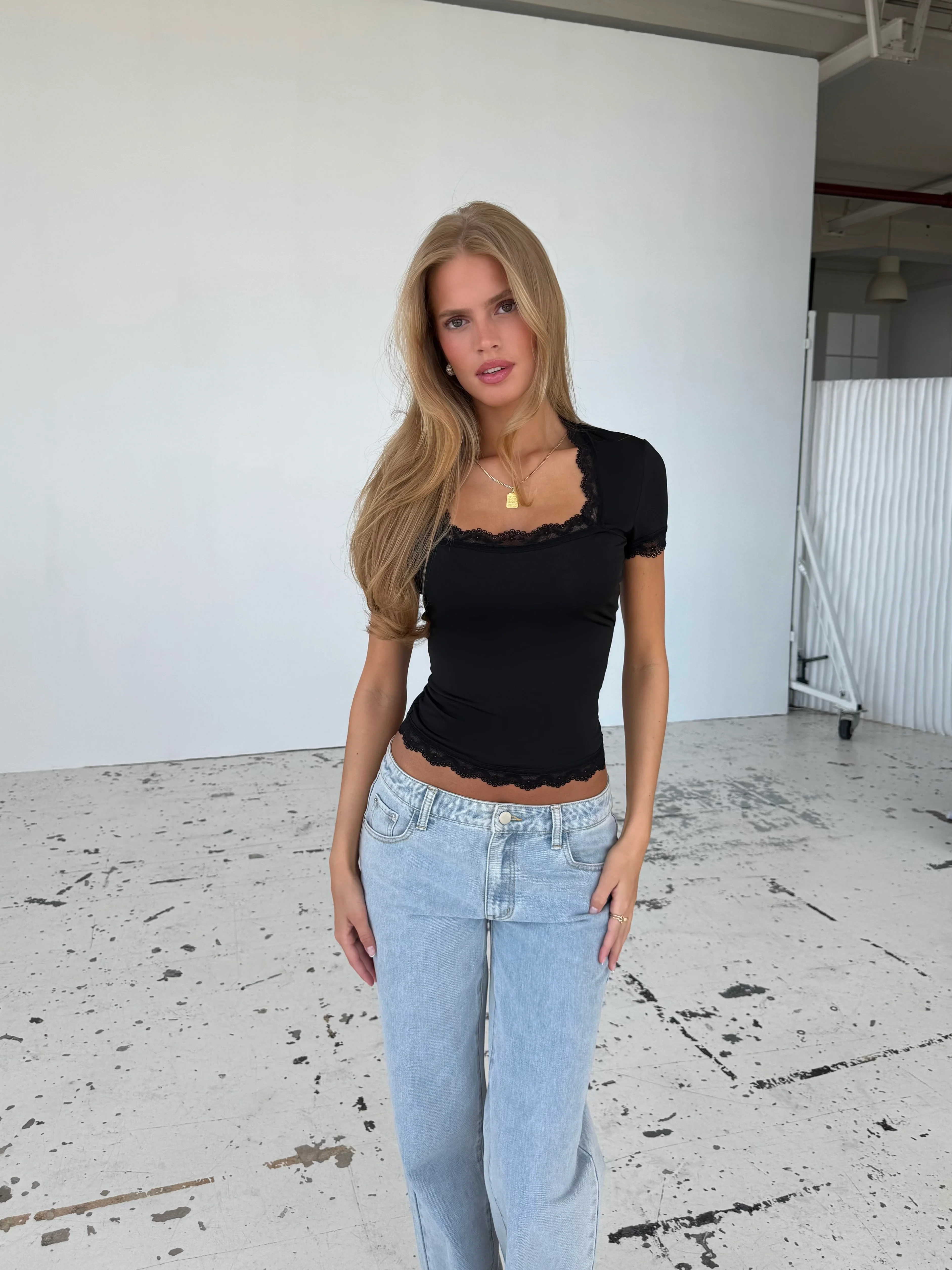 Blair Basic Lace Tee - Schwarz - Image 3