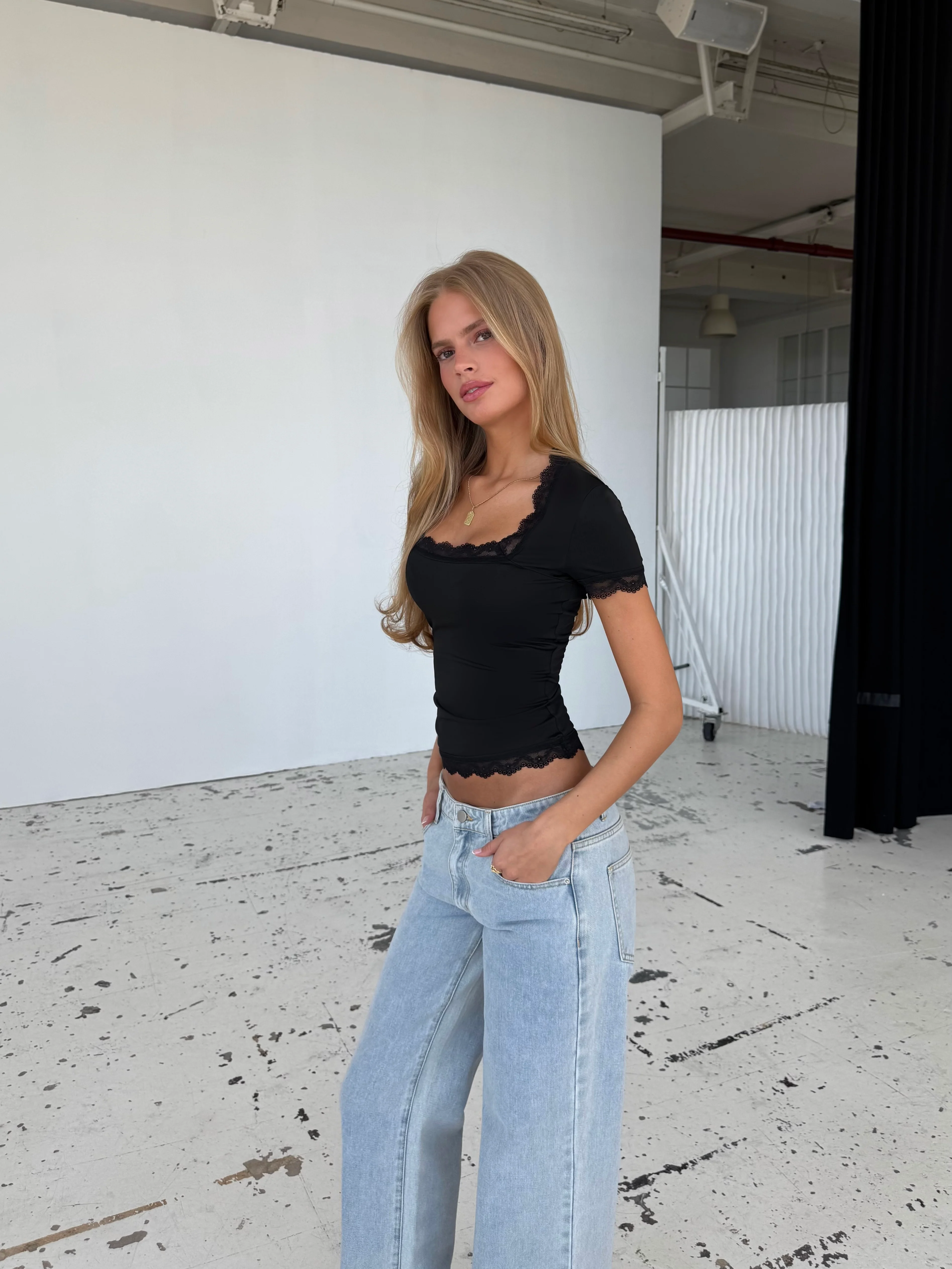 Blair Basic Lace Tee - Schwarz - Image 4