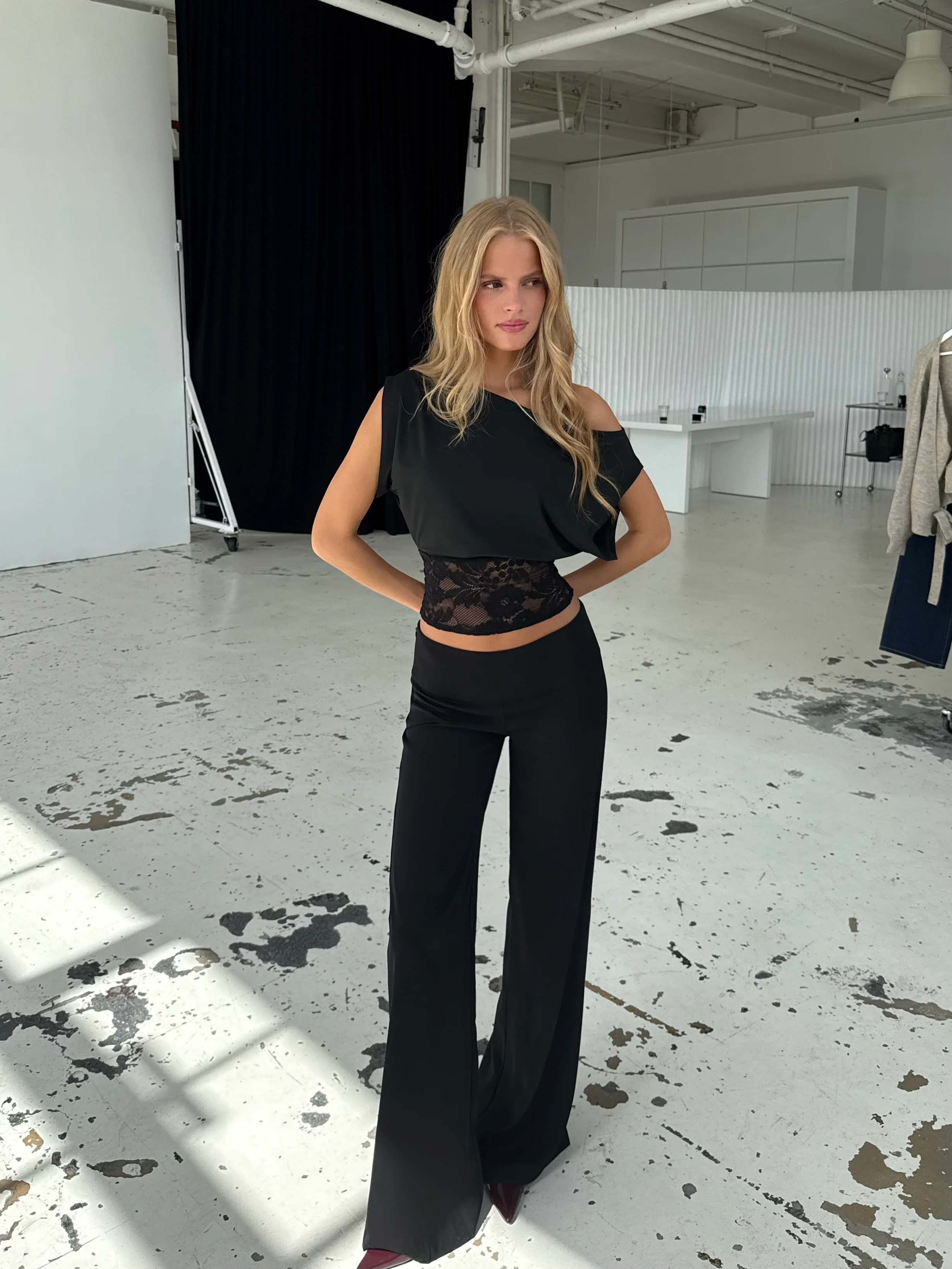 Flowy low waist pants - schwarz - Image 5