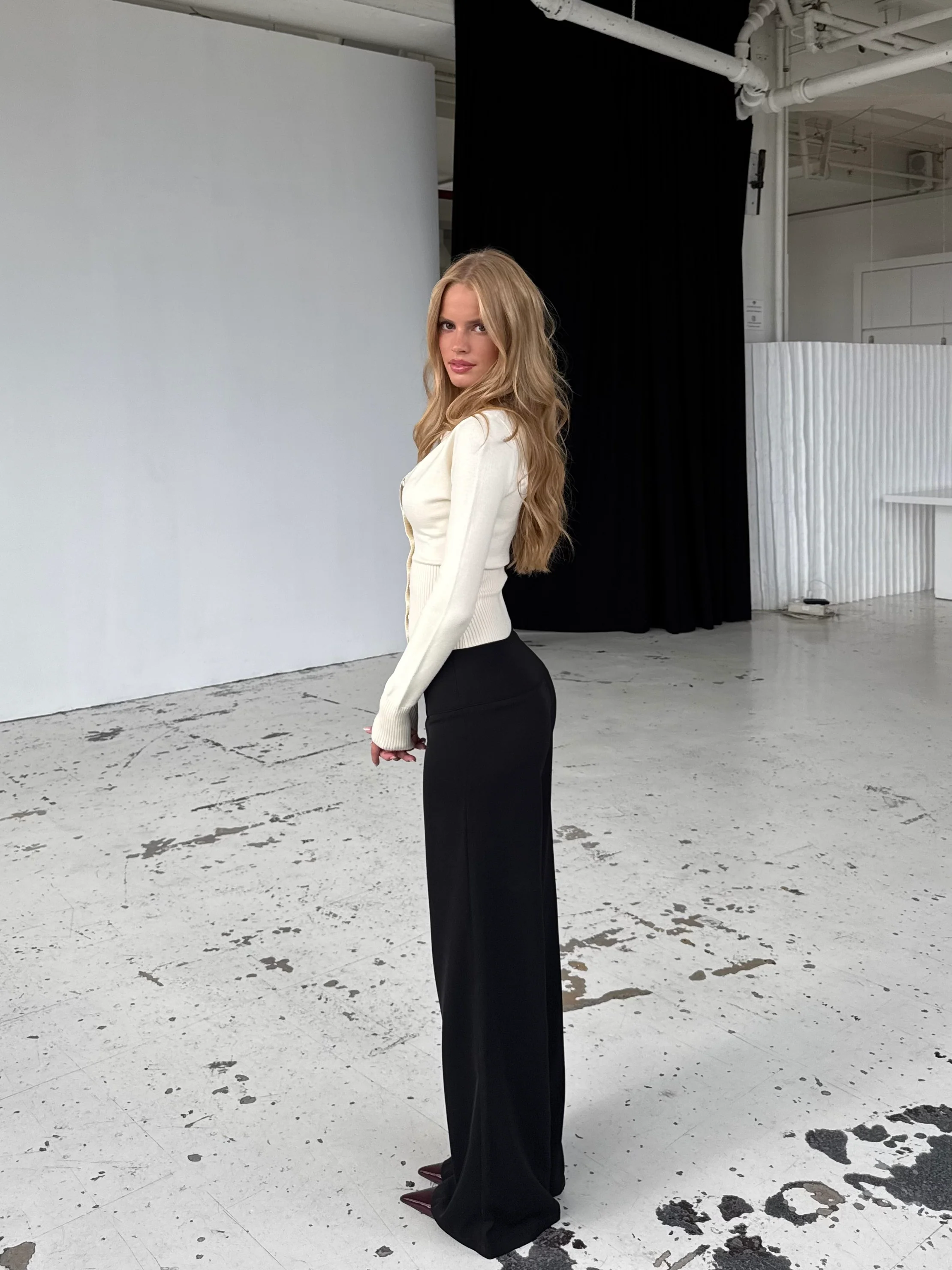 Flowy low waist pants - schwarz - Image 7